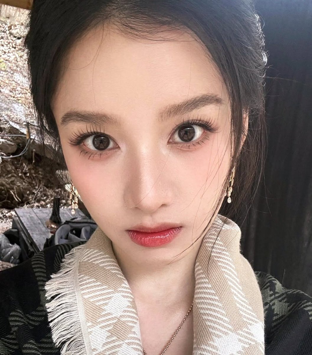 想象一下，当她抓住我们的鸡巴并将其塞进嘴里时，她的嘴巴张得大大的。看完她的新剧后，她扮演了一个十足的婊子公主，我想在公共宫殿里和她做爱，向她展示她的位置……以便也给那些饥饿的乞丐