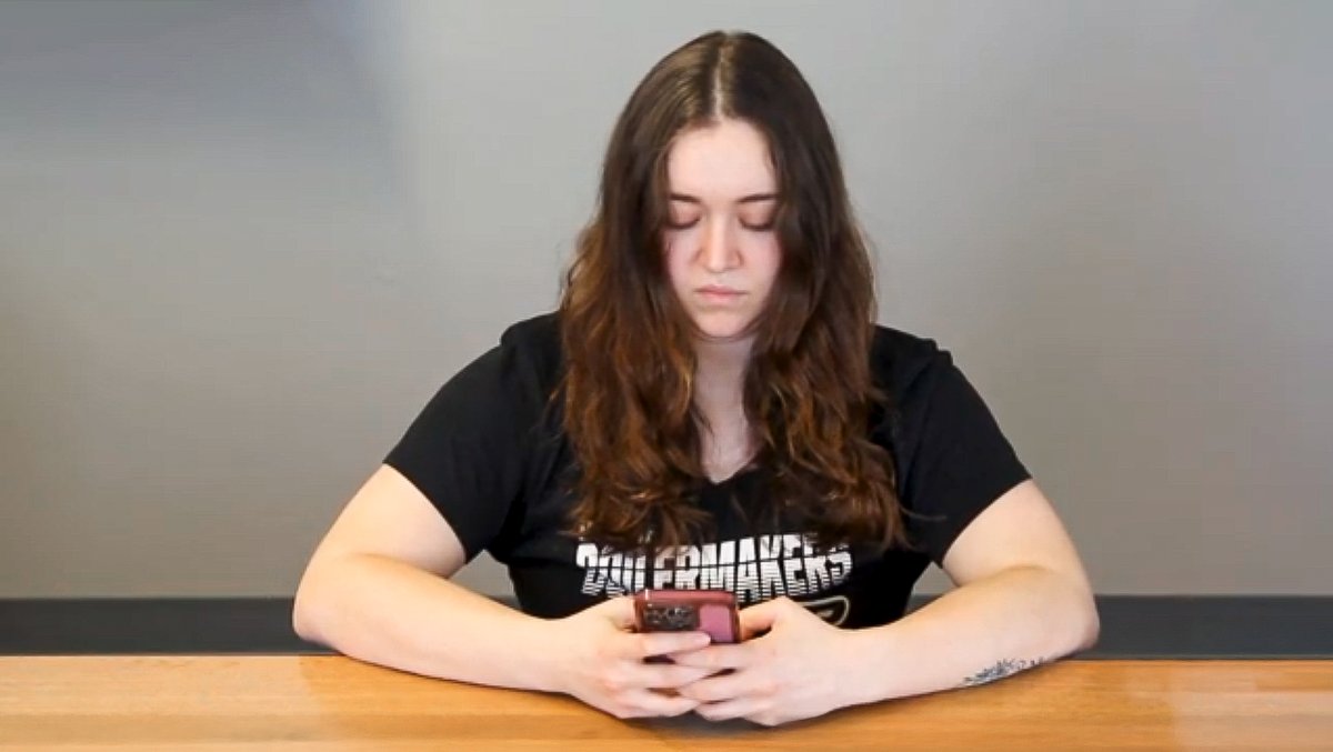 PurdueHHS's tweet image. According to Craig Voll, clinical assistant professor of @HKPurdue, bad posture while using mobile devices can catch up with users over time, which could create tension headaches and “tech neck.”
➡️ Read more: bit.ly/43p9Xwy
#PurdueHHS #Purdue #kinesiology #TechNeck