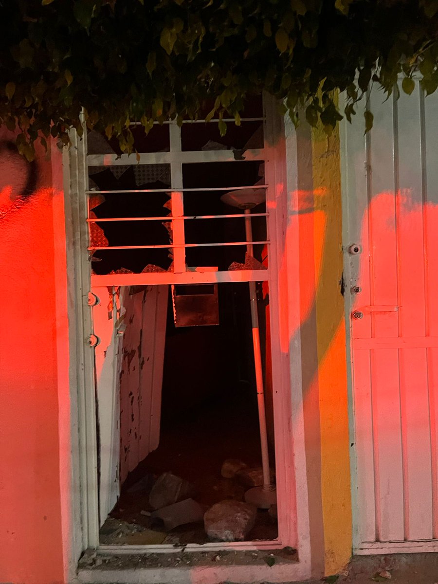 TelediarioPUE's tweet photo. 🔴🔥 Así quedaron las propiedades de los agresores de Misael, vendedor ambulante que fue golpeado "por estorbar" en #Tehuacán. Pobladores del municipio hicieron justicia por mano propia, pero la mamá del joven agredido pide PAZ. 
Fotos: Apolonia Amayo https://t.co/U6m0MQ7q9g