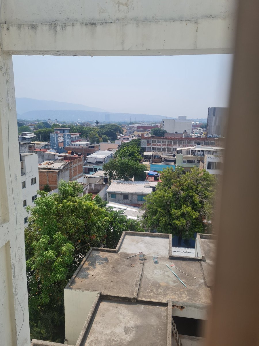 Tuxtla Gutiérrez desde un ventanal. Miy vrrca del Parque Central.