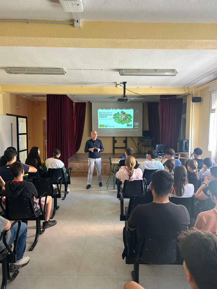 🗓️ En el marco de la Semana de la Administración Abierta, los alumnos de 1° de Bachillerato han participado en una interesante charla impartida por la Agencia Tributaria, dentro del Programa de Educación Cívica-Tributaria.

#DepartamentoEconomía #EducaciónFinanciera