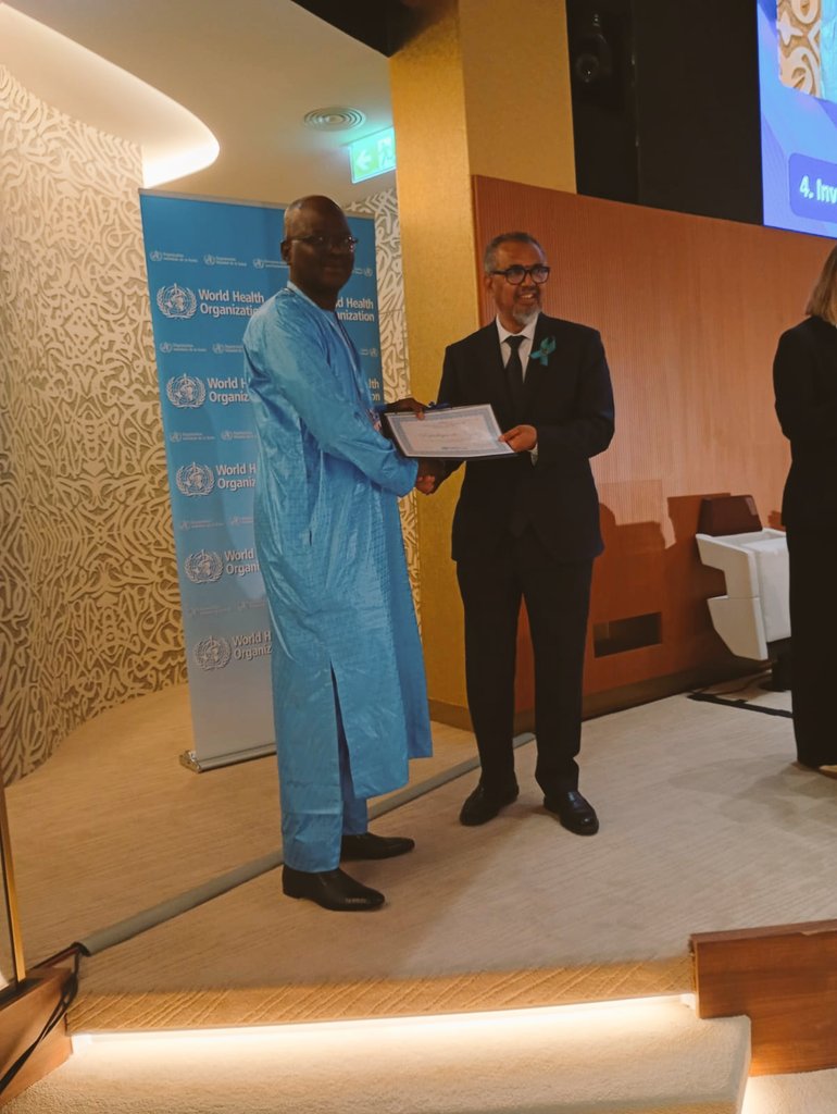 OMSNiger's tweet photo. 🎉Félicitations au Niger !

Le pays a été honoré par le Directeur Général de l’OMS, @DrTedros à travers la remise officielle du certificat de l'élimination de 
l'#Onchocercose à @H97591Garba  en marge des travaux de la 78ème Assemblée Mondiale de la Santé #WHA78 à Genève. https://t.co/RmB4jPsVJ6