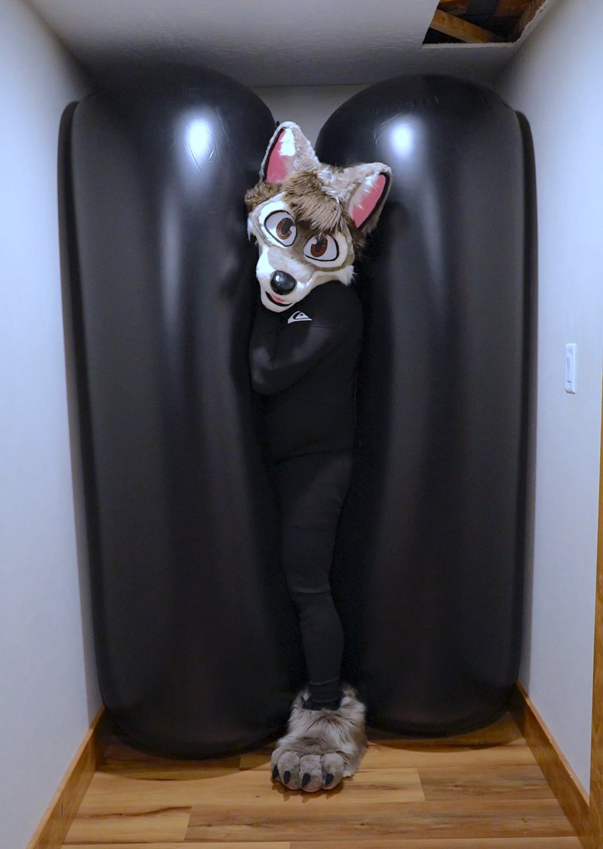 NullieTimber's tweet image. I bought two polymurr blimps just for making a bondage suit but I decided to used them just to squeeze in the hallway.

Polymurr blimps from @CandyCoatedPVC
Still waiting for the ring from @PhenodToy