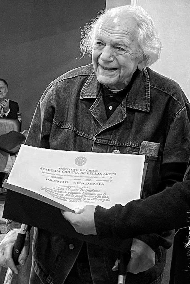 Lamentamos profundamente la partida de Claudio Di Girolamo, artista 🇮🇹🇨🇱 que marcó la cultura de 🇨🇱 con su obra multifacética. Orgullo para Italia, símbolo de los profundos lazos entre nuestros países. Nuestro más sentido pésame a su familia y a quienes lo conocieron y admiraron