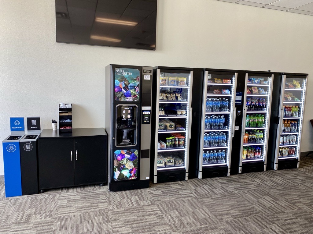 FlyFlagstaffAZ's tweet image. Hot coffee, fresh sandwiches, snacks, and cold drinks are now available both before and after security. Coming soon: An Express Visitors Center in the former café space! Pick up travel essentials, Northern Arizona souvenirs, and enjoy a canned alcoholic beverage before you board.