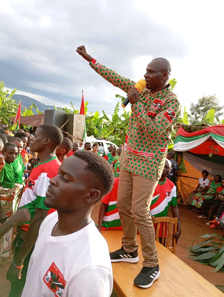 CnddFddButanyer's tweet photo. #Matongo, kur'uwu wa 22/5/2025 bikorwa vyabandanirije kumitumba 5 yo muma Zone ya #Ninga na #Nyabibuye.
Umunyamabanga w'Umugambwe @CnddFdd muri Komine yabandanije kwakira abanywanyi bashasha bavuye muyindi Migambwe.
Ikaba ibaye lmitumba 42/89 ikoreweko ivyo bikorwa muminsi 8. https://t.co/Yqb0ysbVh7