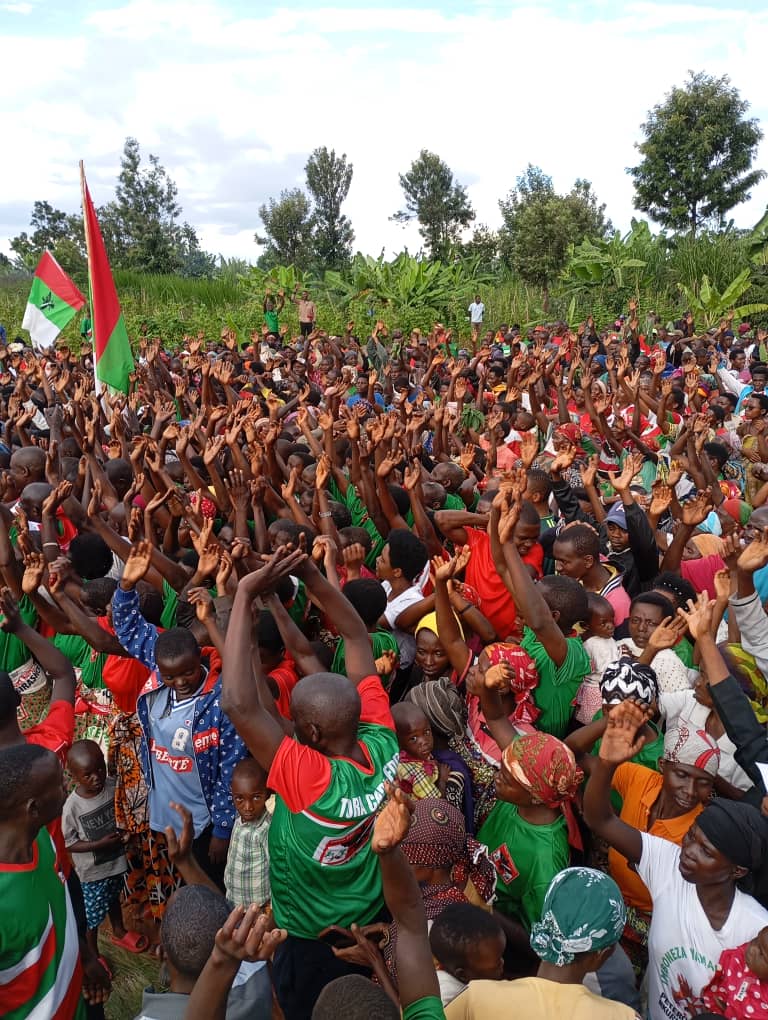 CnddFddButanyer's tweet photo. #Matongo, kur'uwu wa 22/5/2025 bikorwa vyabandanirije kumitumba 5 yo muma Zone ya #Ninga na #Nyabibuye.
Umunyamabanga w'Umugambwe @CnddFdd muri Komine yabandanije kwakira abanywanyi bashasha bavuye muyindi Migambwe.
Ikaba ibaye lmitumba 42/89 ikoreweko ivyo bikorwa muminsi 8. https://t.co/Yqb0ysbVh7