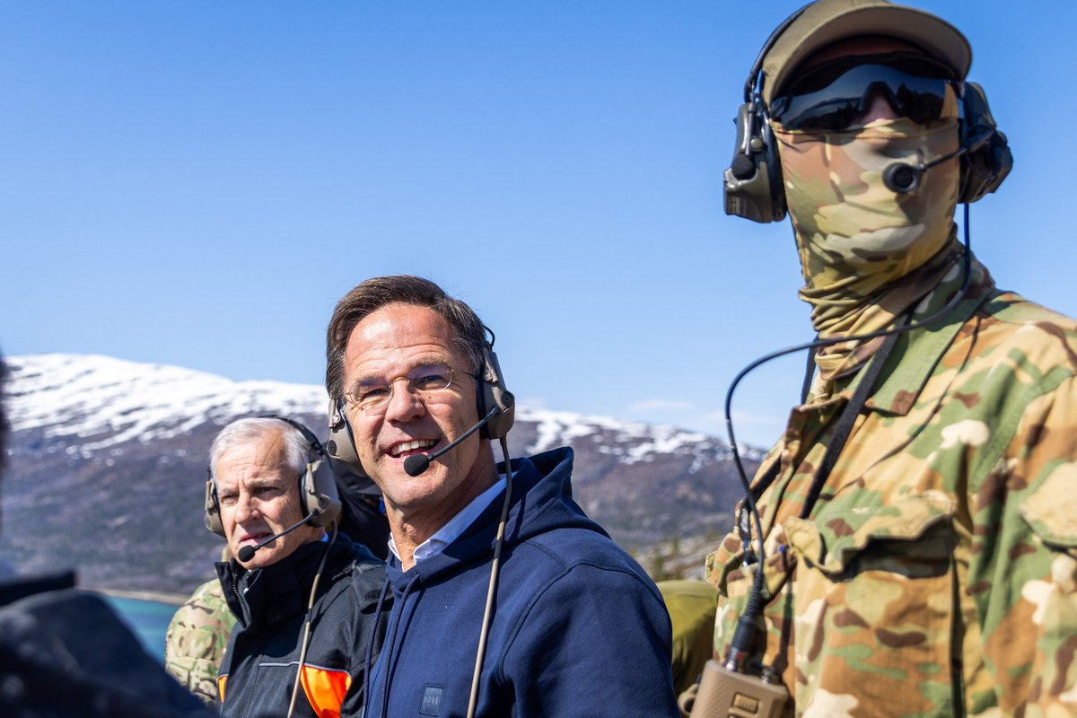 SMK (@statsmin_kontor) on Twitter photo Natos generalsekretær Mark Rutte fikk se viktige deler av Norges bidrag til Nato på nært hold da han besøkte Forsvaret på Evenes og Ramsund torsdag. regjeringen.no/id3101994/ <a href="/jonasgahrstore/">Jonas Gahr Støre</a> Natos generalsekretær Mark Rutte fikk se viktige deler av Norges bidrag til Nato på nært hold da han besøkte Forsvaret på Evenes og Ramsund torsdag. regjeringen.no/id3101994/ <a href="/jonasgahrstore/">Jonas Gahr Støre</a>