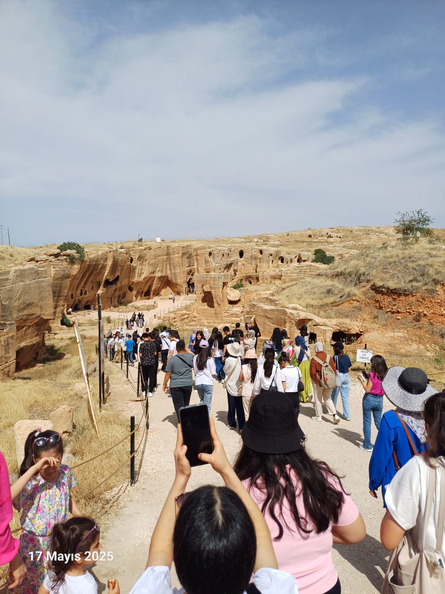 Tarih Kulübümüz Mardin'e kültür gezisi düzenleyerek öğrencilerimizin hem gezerek hem de eğlenerek öğrenmelerini sağladı. Emeği geçen öğretmenlerimize teşekkür ederiz.