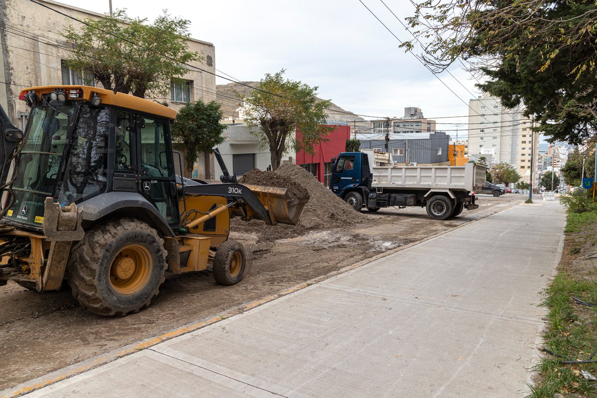 Se realizan trabajos de reparación en Av. Rivadavia y Chacabuco, con la finalidad de restablecer la circulación en dicha arteria.