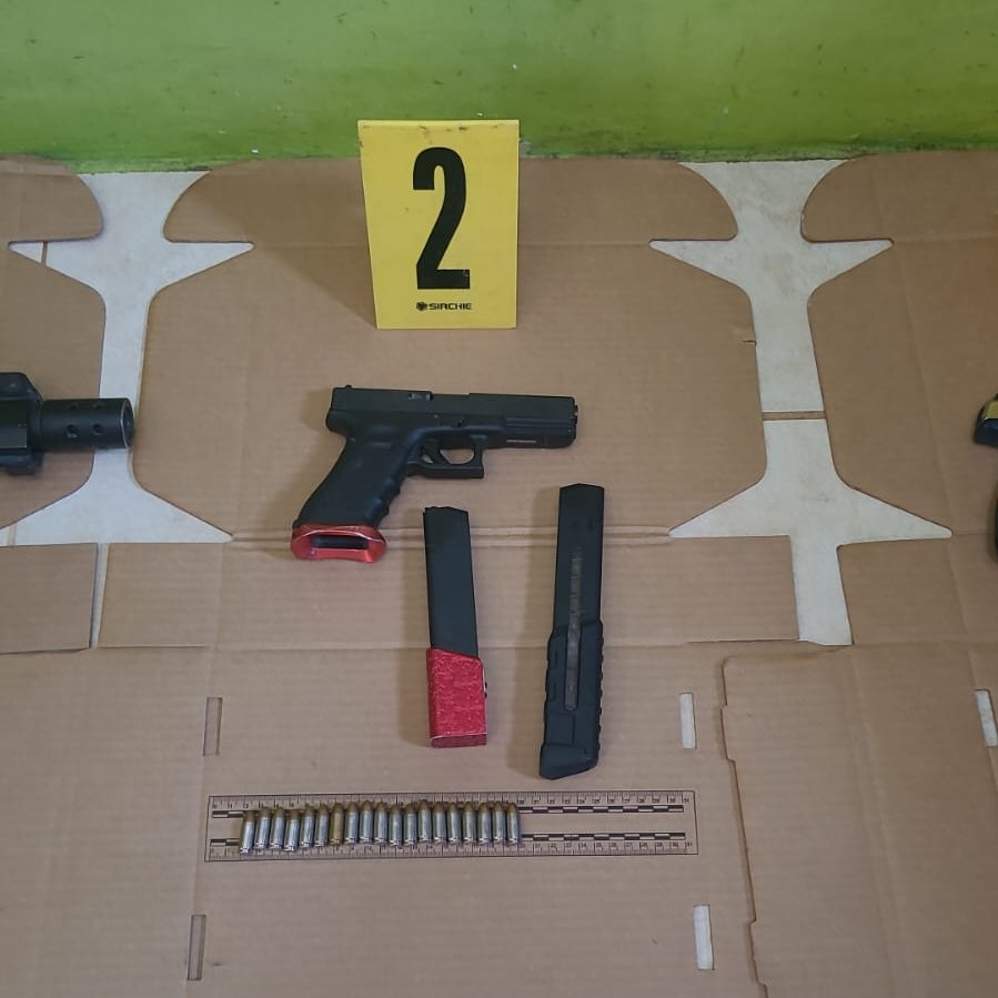 MPGuatemala_EN's tweet photo. This action stems from incidents on December 1, 2024, when Zepeda Colindres allegedly fired multiple gunshots near a sports court in the La Ceibita neighborhood and later on public roads in the same area, causing panic among residents.
#CrimeZero 🚫 #OperationsInAction 🚨 https://t.co/FzVUvL5dQm