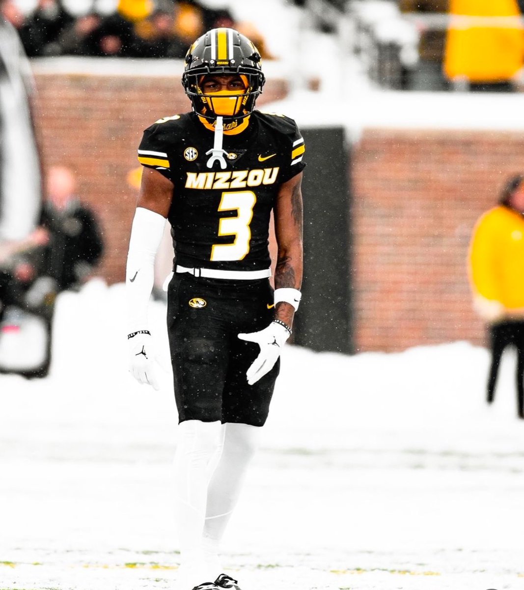 Blessed to receive an offer from Missouri#AGTG <a href="/manleykyle/">Coach Kyle Manley</a> <a href="/Coach_Davis22/">Coach Davis</a> <a href="/CoachApp35/">Bryant Appling</a> <a href="/amburkett64/">Andrew Burkett</a>