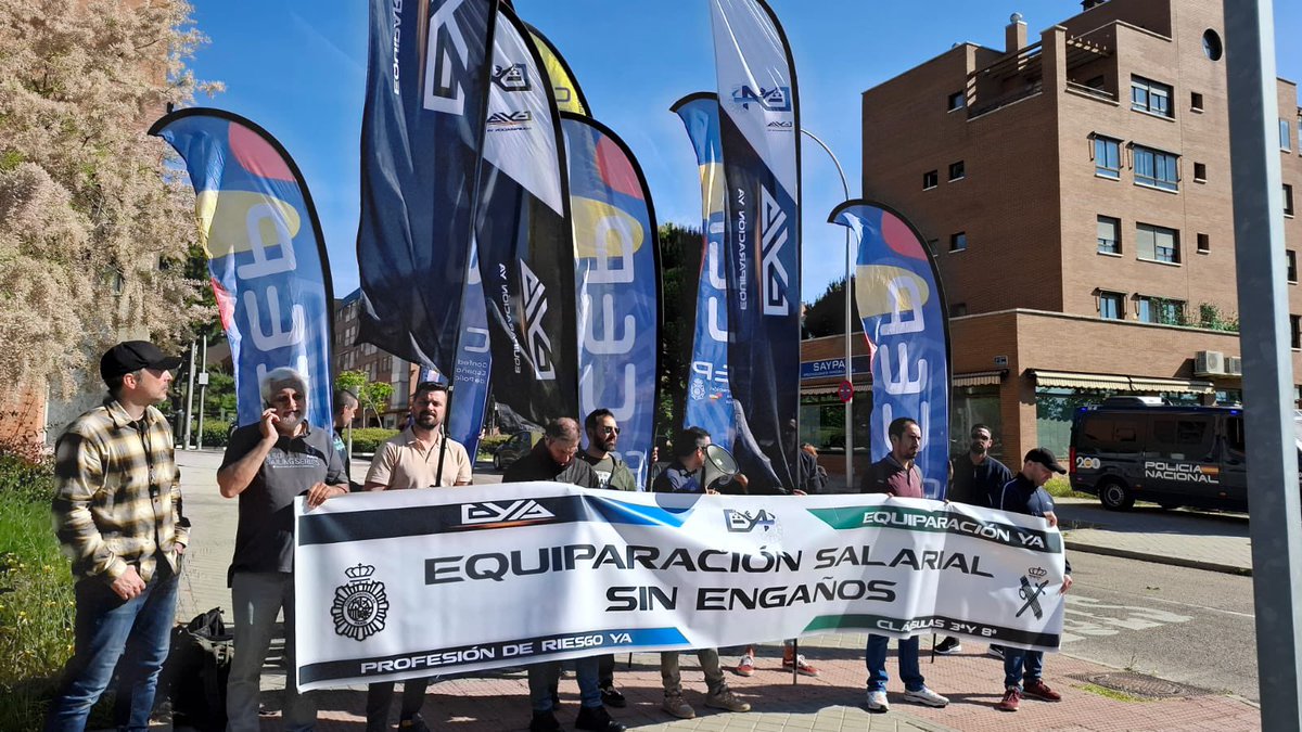 EYAPolicia's tweet image. En concentración junto a @cep_cepolicia, frente al #ConsejoDePolicia como protesta a las continuas reuniones entre otros sindicatos y la Administración que se oponen a la unión para un fin común, la #EquiparacionYa #ConflictoColectivo