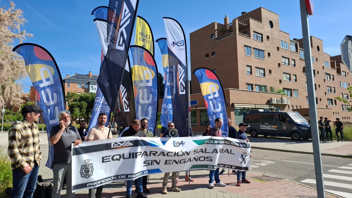 EYAPolicia's tweet image. En concentración junto a @cep_cepolicia, frente al #ConsejoDePolicia como protesta a las continuas reuniones entre otros sindicatos y la Administración que se oponen a la unión para un fin común, la #EquiparacionYa #ConflictoColectivo