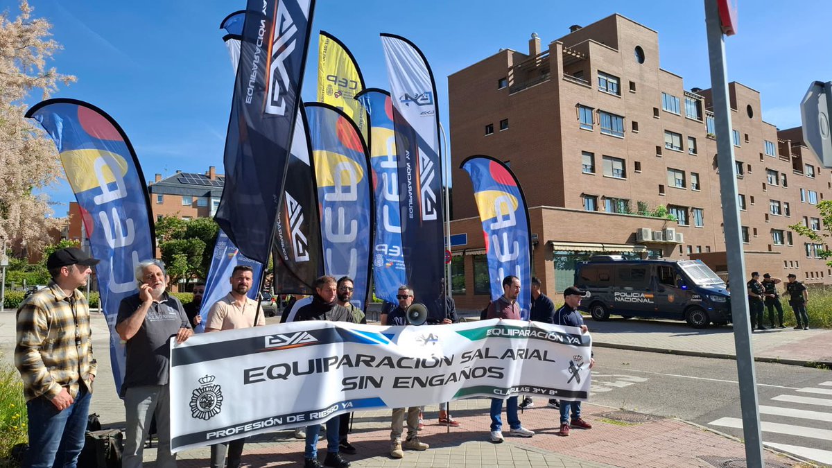 EYAPolicia's tweet image. En concentración junto a @cep_cepolicia, frente al #ConsejoDePolicia como protesta a las continuas reuniones entre otros sindicatos y la Administración que se oponen a la unión para un fin común, la #EquiparacionYa #ConflictoColectivo