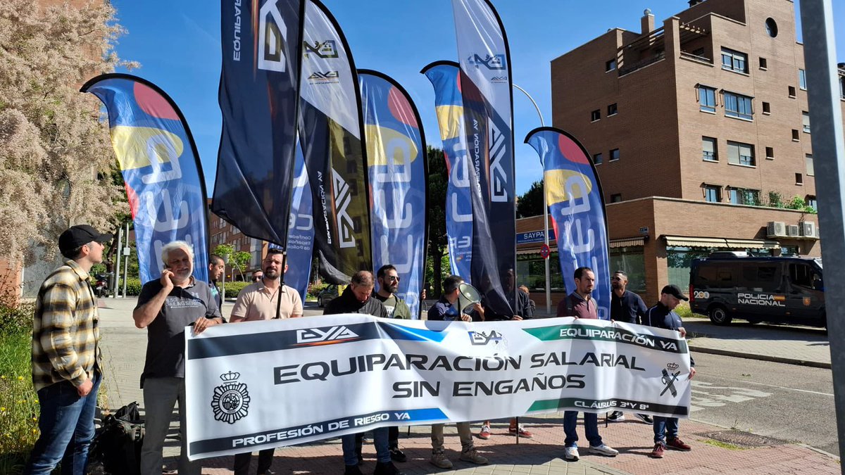 EYAPolicia's tweet image. En concentración junto a @cep_cepolicia, frente al #ConsejoDePolicia como protesta a las continuas reuniones entre otros sindicatos y la Administración que se oponen a la unión para un fin común, la #EquiparacionYa #ConflictoColectivo