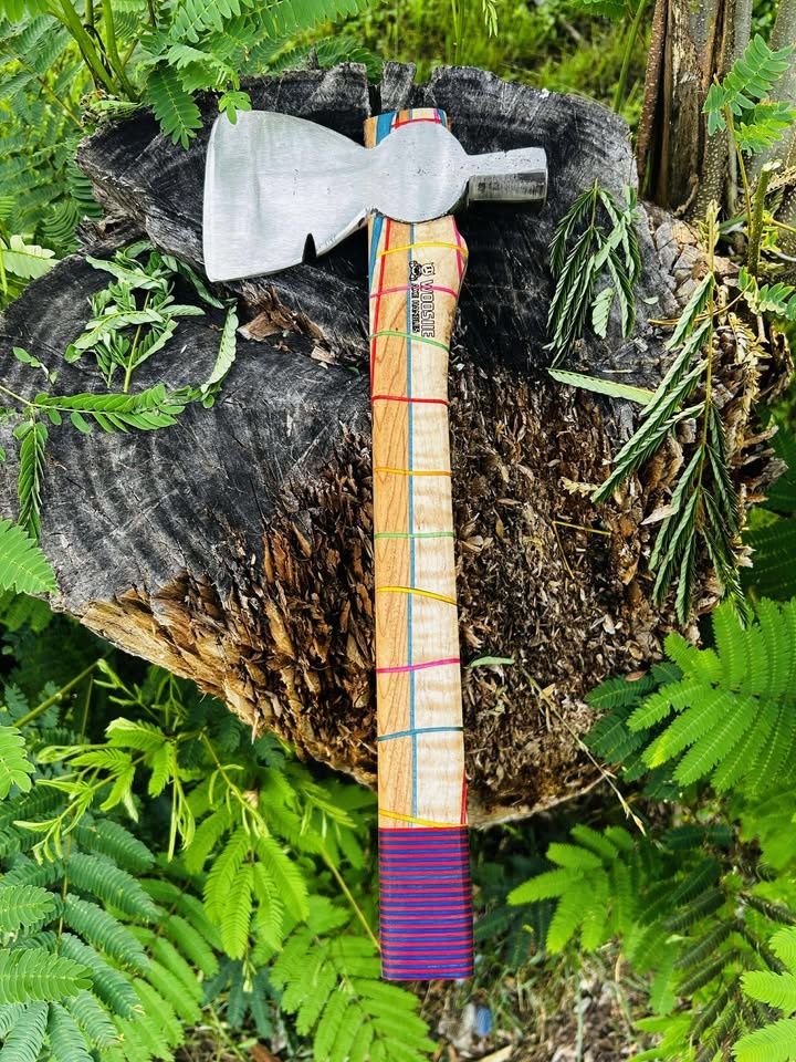 Check out these gorgeous handmade axe handles by Woosiie Axe Handles!⁠
⁠
#roarockit #repost⁠