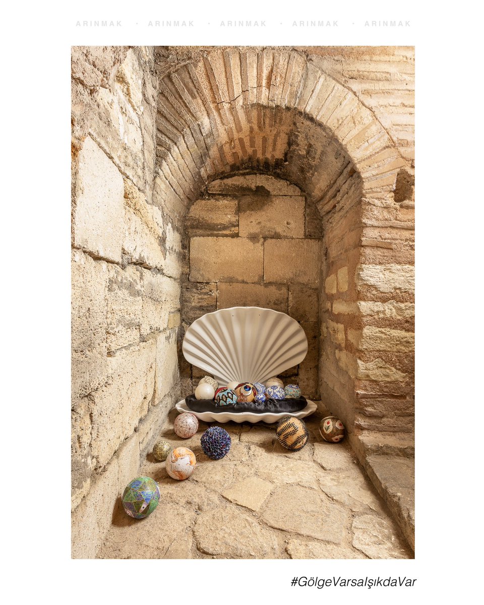 “Güneşin ışıltısında demlenen, rahmet yüklü bahar bulutları deryaya en şifalı yağmur damlalarını damıtır; yur yıkar adeta deryayı… O deryanın kumlarından içini arındırmak isteyen istiridye de açılarak Nisan yağmurlarından nasibini almak ister.”

Arınmak | Elif Aydın, Kübra Kaya,