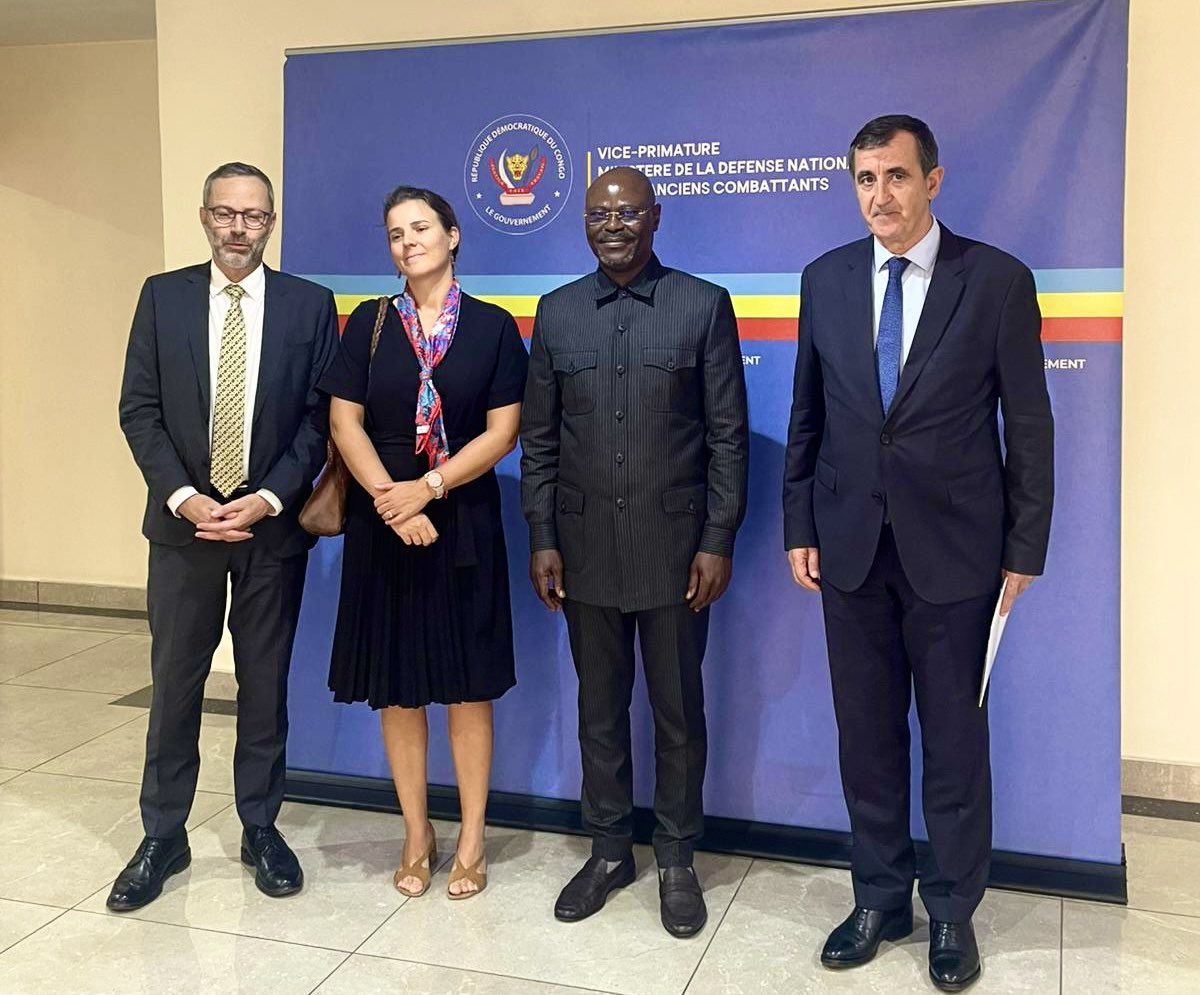 UE en RDC🇪🇺 (@ueenrdc) on Twitter photo Les Ambassadeurs <a href="/UEenRDC/">UE en RDC🇪🇺</a> & <a href="/AmbaFranceRDC/">France en R.D.Congo 🇨🇵🇪🇺</a> ainsi que la Cheffe de mission adj. <a href="/BelgiqueRDCongo/">Belgique en RDCongo</a> ont rencontré auj. le VPM <a href="/VPMDefenseRdc/">Vice-Primature, Ministère de La Défense/RDC</a> Guy Kabombo Mudiamvita pour 1 pt sur la coopération 🇪🇺🇨🇩 en matière de défense, notamment à travers le projet « Unis pour la paix et sécurité » Les Ambassadeurs <a href="/UEenRDC/">UE en RDC🇪🇺</a> & <a href="/AmbaFranceRDC/">France en R.D.Congo 🇨🇵🇪🇺</a> ainsi que la Cheffe de mission adj. <a href="/BelgiqueRDCongo/">Belgique en RDCongo</a> ont rencontré auj. le VPM <a href="/VPMDefenseRdc/">Vice-Primature, Ministère de La Défense/RDC</a> Guy Kabombo Mudiamvita pour 1 pt sur la coopération 🇪🇺🇨🇩 en matière de défense, notamment à travers le projet « Unis pour la paix et sécurité »