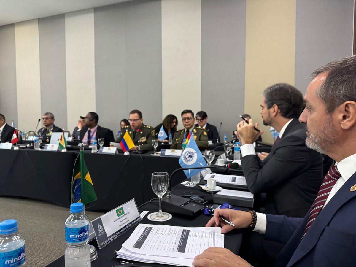 ¡𝗨𝗡𝗜𝗗𝗢𝗦 𝗣𝗢𝗥 𝗦𝗨𝗥𝗔𝗠𝗘́𝗥𝗜𝗖𝗔! En Brasil participamos de la cuarta reunión de Jefes de Policía de América del Sur <a href="/INTERPOL_HQ/">INTERPOL</a>, con el objetivo de fortalecer la respuesta conjunta frente al crimen organizado transnacional.

Se abordaron temas estratégicos