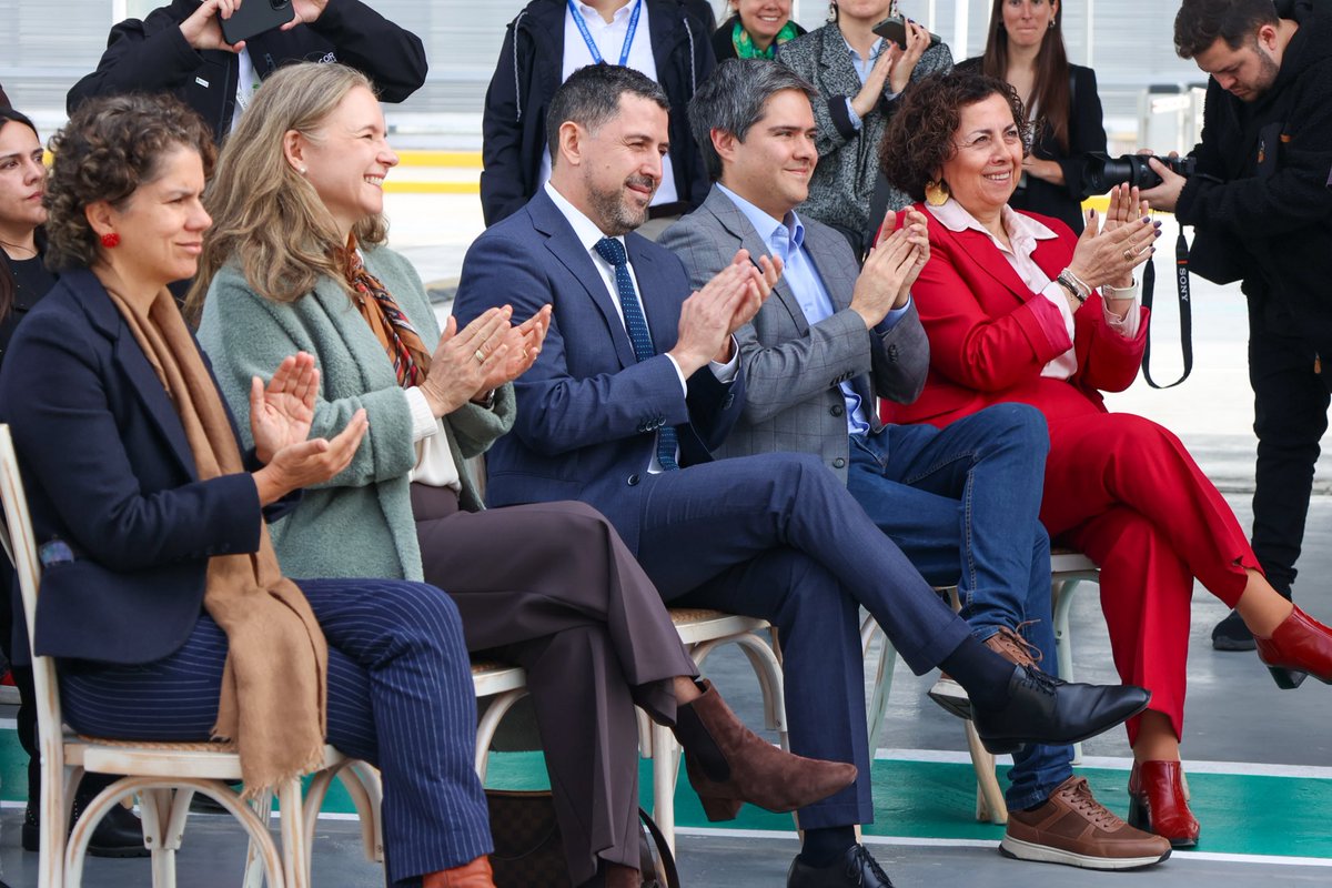 Hoy se inauguró el estacionamiento solar más grande de Chile. ⚡️🍃

El ministro (s) Luis Felipe Ramos junto a la ministra Maisa Rojas, participaron en la inauguración de esta iniciativa de Mall Plaza, que está compuesta por 1.816 paneles solares. ☀️