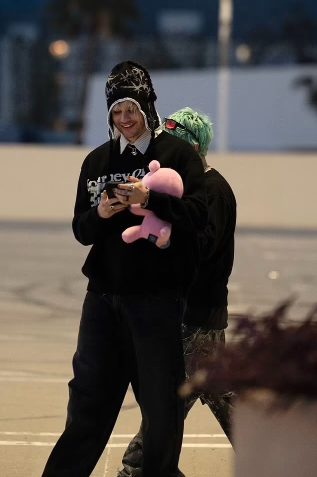mgccontents's tweet photo. emo couple spotted in LA https://t.co/J5ejrzdRBC