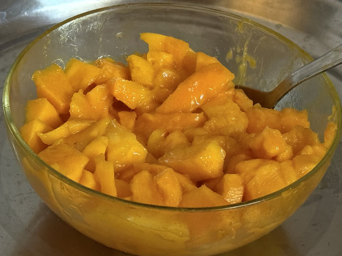neelang_dave's tweet image. Apne khet mein uge Aam ka swadhi alag hota hai.
😋
#KesarMango
#Kesar
#Mango