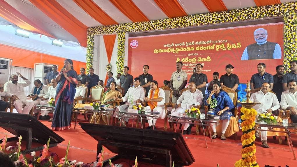 RaoPadmaBJP's tweet photo. తెలంగాణలోని వరంగల్ అమృత్ రైల్వే స్టేషన్ ను ప్రధానమంత్రి శ్రీ Narendra Modi గారు వర్చువల్ గా ప్రారంభించారు.  వరంగల్ లో జరిగిన ఈ యొక్క కార్యక్రమంలో పాల్గొనడం జరిగింది.

ఈ రోజు ఉదయం 10:30 గంటలకు తెలంగాణలోని వరంగల్,  బేగంపేట్, కరీంనగర్ రైల్వే స్టేషన్ లతో పాటు దేశంలోని 103 అమృత్ స్టేషన్ లను ప్రధాని శ్రీ నరేంద్ర మోదీ గారు రాజస్థాన్ నుండి వర్చ్యువల్ గా ప్రారంభించారు. 

- అమృత్ స్టేషన్ల అభివృద్ధిలో భాగంగా రూ. 25 కోట్లతో వరంగల్ స్టేషన్ ఆధునీకరణ పనులు జరిగాయి. 

- దేశంలో అన్ని రంగాల అభివృద్దే లక్ష్యంగా ప్రధాని మోదీ ముందుకు వెళ్తున్నారు. 

- ఇందులో భాగంగా దేశంలో 1లక్ష కోట్ల రూపాయల నిధులతో కేంద్రం ప్రభుత్వం సుమారు 1300 రైల్వే స్టేషన్స్ ఆధునీకరిస్తుంది. 

- దీనిలో భాగంగా దేశంలోని 86 జిల్లాల్లో 103 అమృత్ స్టేషన్లను మన ప్రధాని మోదీ మే 22 (గురువారం)  ప్రారంభించారు. వాటిలో మూడు స్టేషన్లు తెలంగాణలో ఉండడం శుభపరిణామం. యావత్ తెలంగాణ ప్రజల తరపున ప్రధాని మోదీ గారికి ప్రత్యేక ధన్యవాదాలు తెలియజేస్తున్నాను.

వరంగల్ రైల్వే స్టేషన్ ప్రారంభోత్సవంలో కేంద్ర భారీ పరిశ్రమల శాఖ సహాయక మంత్రి శ్రీ భూపతిరాజు శ్రీనివాస వర్మ గారు, మహబూబ్నగర్ ఎంపీ, బిజెపి జాతీయ ఉపాధ్యక్షురాలు శ్రీమతి డీకే అరుణ గారు, మల్కాజిగిరి ఎంపీ, బిజెపి జాతీయ కార్యవర్గ సభ్యులు శ్రీ ఈటల రాజేందర్ గారు తదితర ముఖ్య నాయకులతో పాటు రైల్వే అధికారులు, ప్రముఖులు ఈ కార్యక్రమాల్లో పాల్గొన్నారు.

#amritbharat 
#AmritBharatStationScheme 
#transformingindiatransformingrailways 
#railwaystation 
#indianrailways 
#NewIndia