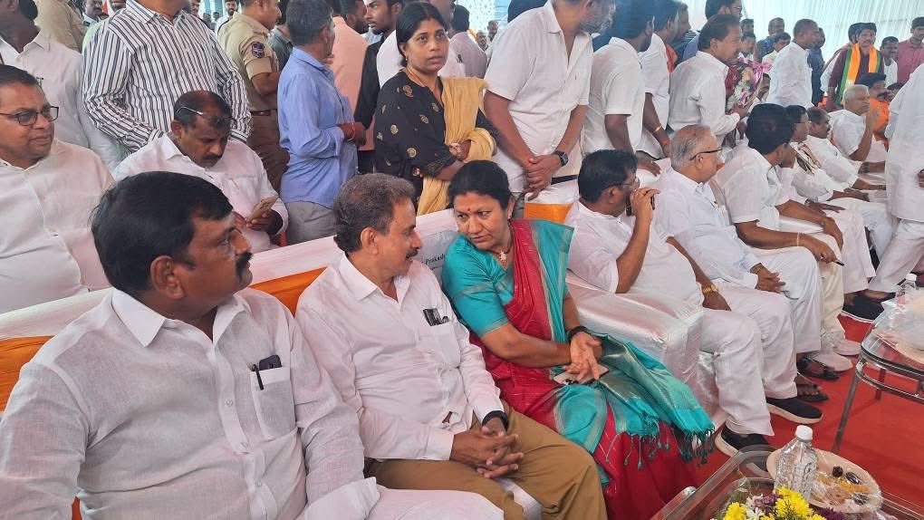 RaoPadmaBJP's tweet photo. తెలంగాణలోని వరంగల్ అమృత్ రైల్వే స్టేషన్ ను ప్రధానమంత్రి శ్రీ Narendra Modi గారు వర్చువల్ గా ప్రారంభించారు.  వరంగల్ లో జరిగిన ఈ యొక్క కార్యక్రమంలో పాల్గొనడం జరిగింది.

ఈ రోజు ఉదయం 10:30 గంటలకు తెలంగాణలోని వరంగల్,  బేగంపేట్, కరీంనగర్ రైల్వే స్టేషన్ లతో పాటు దేశంలోని 103 అమృత్ స్టేషన్ లను ప్రధాని శ్రీ నరేంద్ర మోదీ గారు రాజస్థాన్ నుండి వర్చ్యువల్ గా ప్రారంభించారు. 

- అమృత్ స్టేషన్ల అభివృద్ధిలో భాగంగా రూ. 25 కోట్లతో వరంగల్ స్టేషన్ ఆధునీకరణ పనులు జరిగాయి. 

- దేశంలో అన్ని రంగాల అభివృద్దే లక్ష్యంగా ప్రధాని మోదీ ముందుకు వెళ్తున్నారు. 

- ఇందులో భాగంగా దేశంలో 1లక్ష కోట్ల రూపాయల నిధులతో కేంద్రం ప్రభుత్వం సుమారు 1300 రైల్వే స్టేషన్స్ ఆధునీకరిస్తుంది. 

- దీనిలో భాగంగా దేశంలోని 86 జిల్లాల్లో 103 అమృత్ స్టేషన్లను మన ప్రధాని మోదీ మే 22 (గురువారం)  ప్రారంభించారు. వాటిలో మూడు స్టేషన్లు తెలంగాణలో ఉండడం శుభపరిణామం. యావత్ తెలంగాణ ప్రజల తరపున ప్రధాని మోదీ గారికి ప్రత్యేక ధన్యవాదాలు తెలియజేస్తున్నాను.

వరంగల్ రైల్వే స్టేషన్ ప్రారంభోత్సవంలో కేంద్ర భారీ పరిశ్రమల శాఖ సహాయక మంత్రి శ్రీ భూపతిరాజు శ్రీనివాస వర్మ గారు, మహబూబ్నగర్ ఎంపీ, బిజెపి జాతీయ ఉపాధ్యక్షురాలు శ్రీమతి డీకే అరుణ గారు, మల్కాజిగిరి ఎంపీ, బిజెపి జాతీయ కార్యవర్గ సభ్యులు శ్రీ ఈటల రాజేందర్ గారు తదితర ముఖ్య నాయకులతో పాటు రైల్వే అధికారులు, ప్రముఖులు ఈ కార్యక్రమాల్లో పాల్గొన్నారు.

#amritbharat 
#AmritBharatStationScheme 
#transformingindiatransformingrailways 
#railwaystation 
#indianrailways 
#NewIndia