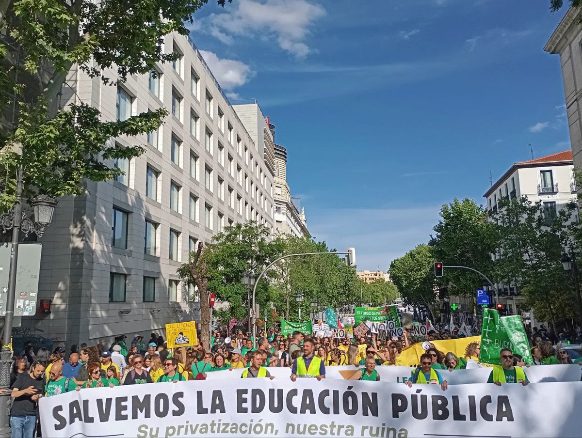 UCM por la Pública (@ucmporlapublica) on Twitter photo A pesar del apagón, a pesar de los exámenes, pesar del esfuerzo de organizar una nueva manifestación... Estamos en la calle!
#SalvemosLaEducacionPublica 💚🔥
#Salvemoslapublica #lapublicasedefiende #defiendelaUCM #ALasCallesPorLaPública
<a href="/EVicianaDuro/">Emilio Viciana</a>
<a href="/DianaMorantR/">Diana Morant</a>
<a href="/Pilar_Alegria/">Pilar Alegría</a> A pesar del apagón, a pesar de los exámenes, pesar del esfuerzo de organizar una nueva manifestación... Estamos en la calle!
#SalvemosLaEducacionPublica 💚🔥
#Salvemoslapublica #lapublicasedefiende #defiendelaUCM #ALasCallesPorLaPública
<a href="/EVicianaDuro/">Emilio Viciana</a>
<a href="/DianaMorantR/">Diana Morant</a>
<a href="/Pilar_Alegria/">Pilar Alegría</a>