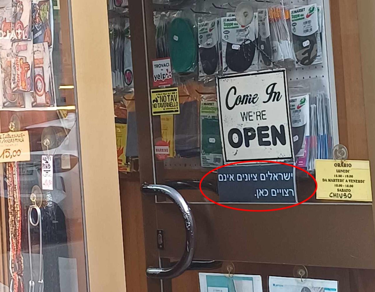 tempoweb's tweet photo. "Non sono i benvenuti": il #cartello choc contro gli #israeliani in un negozio di #Milano
#22maggio #iltempoquotidiano #antisemitismo
https://t.co/FUwnbKQVO0 https://t.co/3SF9JEnpIf