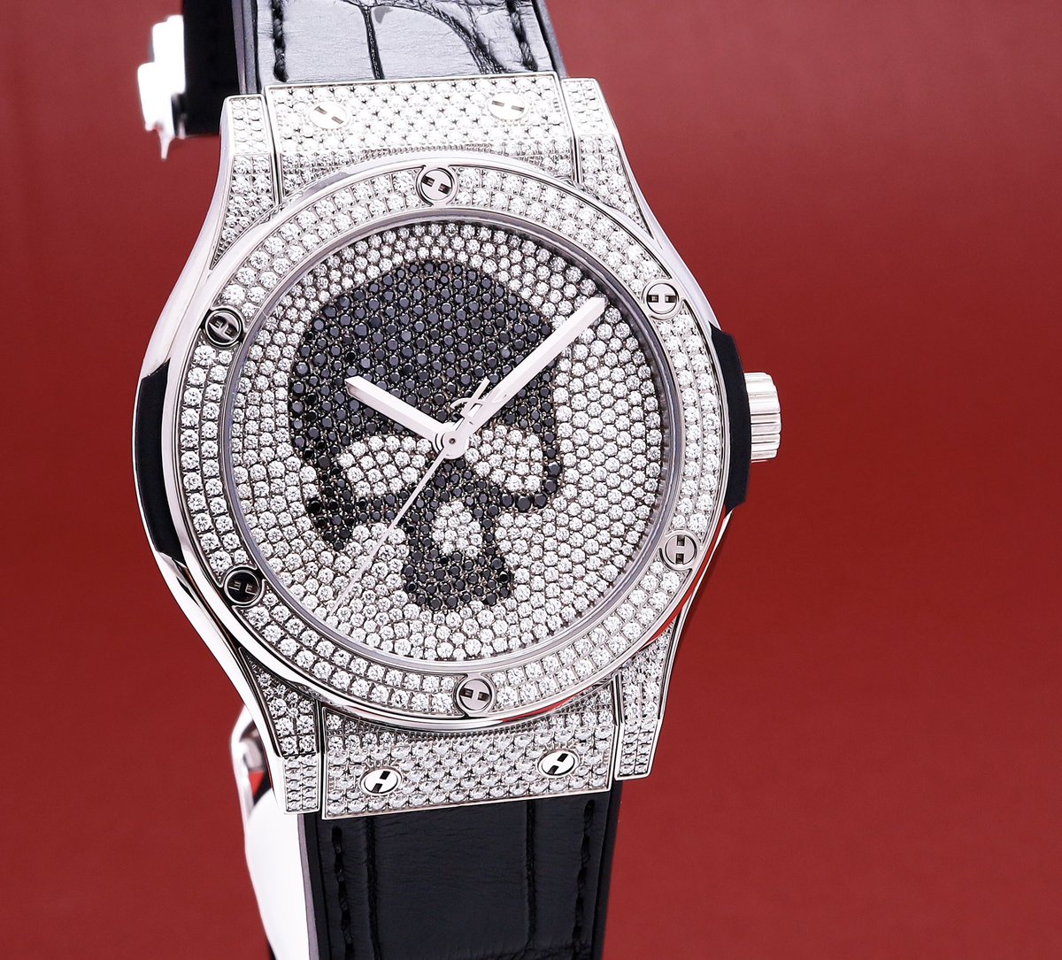 【集合体恐怖症注意⚠️】

私集合体恐怖症に気づいたきっかけって…
自分が撮影したダイヤモンドがびっしりのH〇BL〇Tの時計だったんですよね…。

自分の撮影で苦手な物を知るって皮肉やなぁ｡

見続けてるとゾワゾワすっぞ⋮(∩ ˋ͈ 𐩰 ˊ͈ ∩)⋮