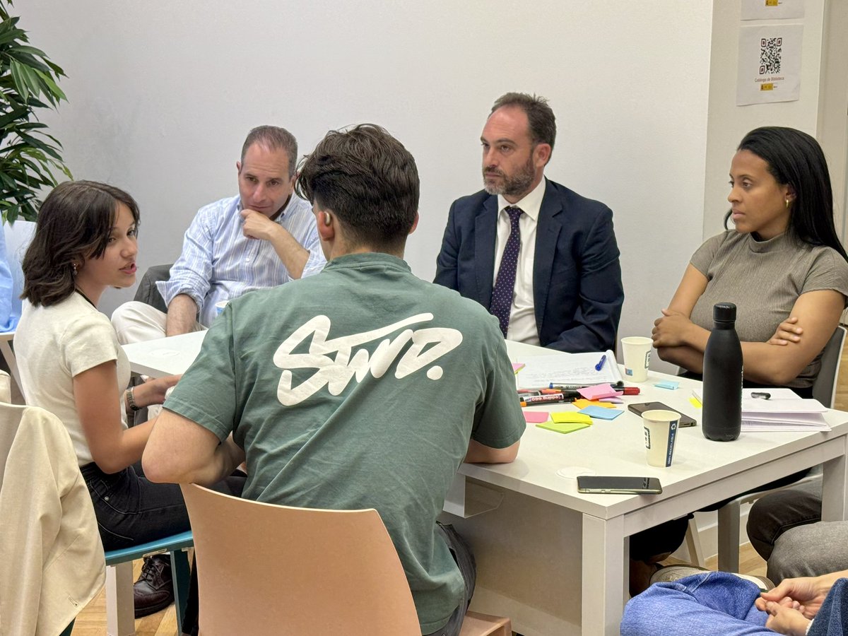 JuventudInfGob's tweet photo. Iniciamos el camino hacia el primer Consejo Infantojuvenil de Ministros y Ministras.

Celebramos un taller con niños, niñas, expertos en innovación democrática y personal público para codiseñar una experiencia que impulse la participación real de la infancia en políticas públicas https://t.co/Ea1Cm2MErB