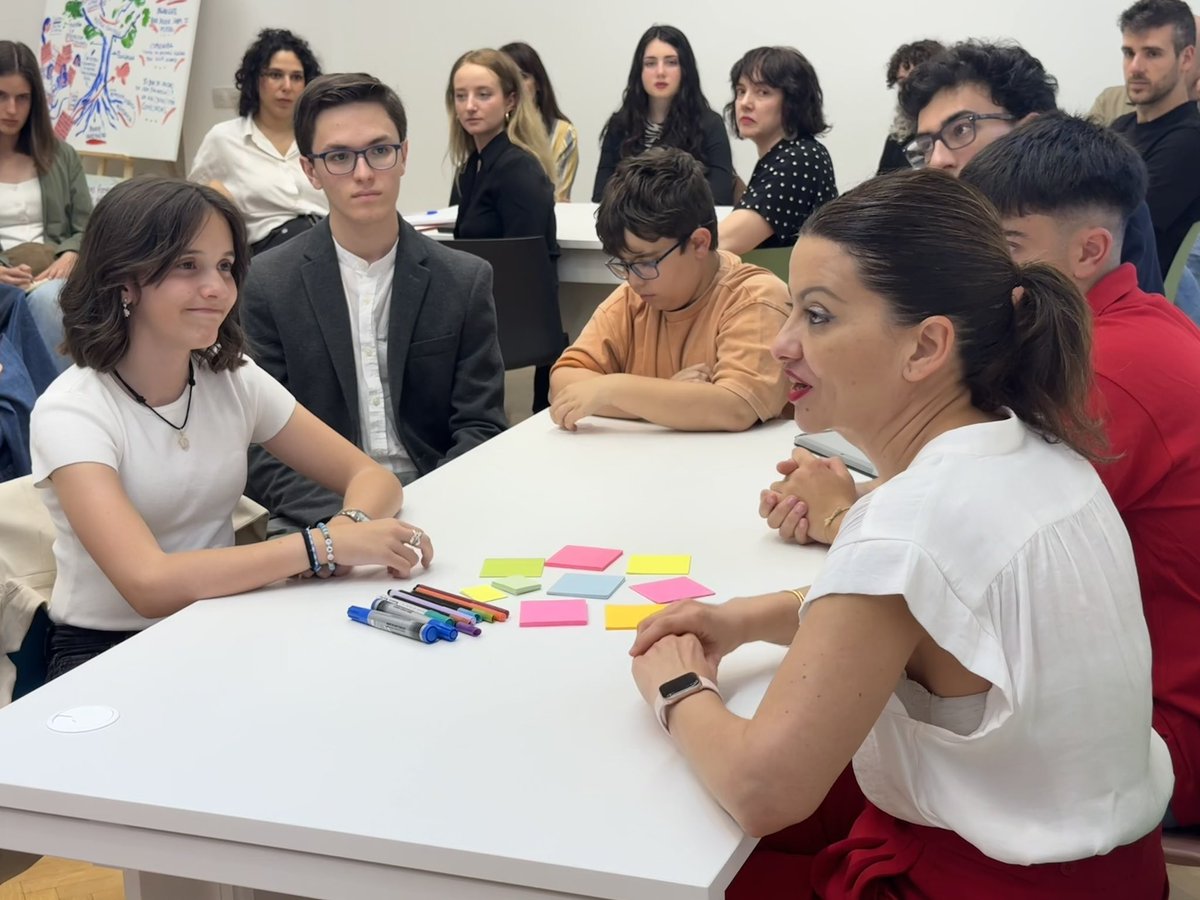 JuventudInfGob's tweet photo. Iniciamos el camino hacia el primer Consejo Infantojuvenil de Ministros y Ministras.

Celebramos un taller con niños, niñas, expertos en innovación democrática y personal público para codiseñar una experiencia que impulse la participación real de la infancia en políticas públicas https://t.co/Ea1Cm2MErB