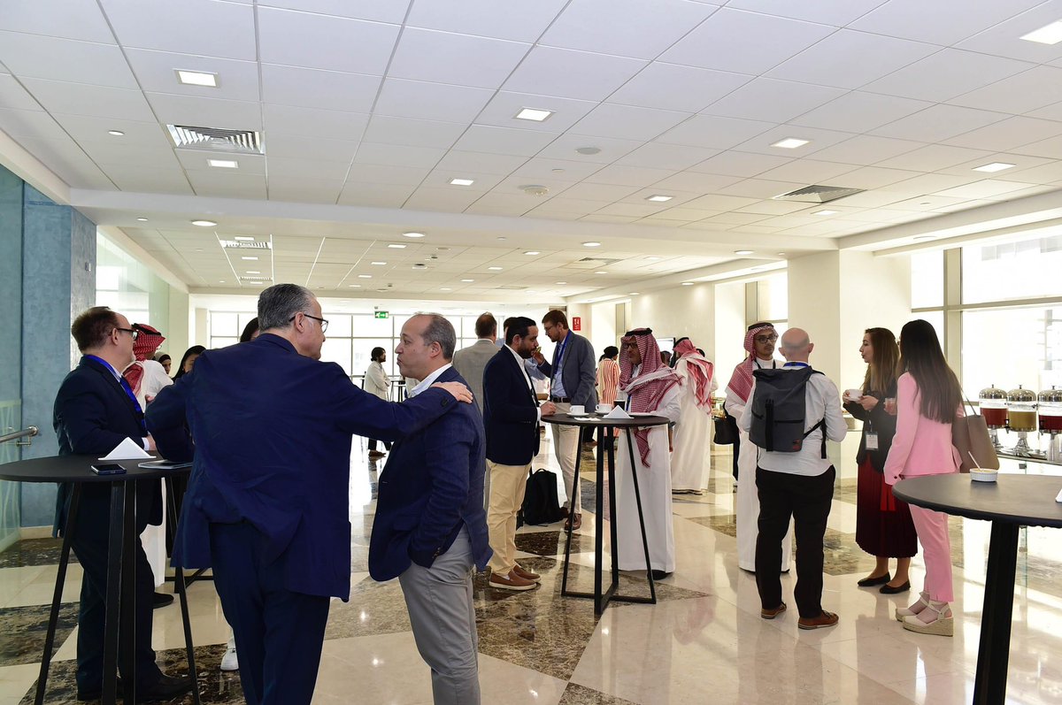 استضافت الشئون الصحية بوزارة الحرس الوطني برنامج تدريب للمراكز العالمية المتقدمة في العلاج الجيني، للتعرف على أبرز الممارسات الطبية و التنظيمية المتوفرة في مدينة الملك عبدالعزيز الطبية في الرياض في استخدام العلاج الجيني “كاسجفي” عبر تقنية التعديل الوراثي (CRISPR) وزراعة الخلايا