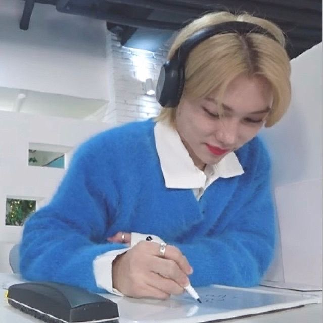 #승밍 #황필 승밍 황필

넷이서 스터디하다 일어났을 법한 일…
넷 중 당연히 두뇌피지컬 압승은 승이라 황필은 승에게 도움을 받고, 밍은 그저 분위기 영향으로 본인 할 일 하는 정도의 스터디였을 듯 이 날도 그냥 평소대로 스터디 하고 있었음