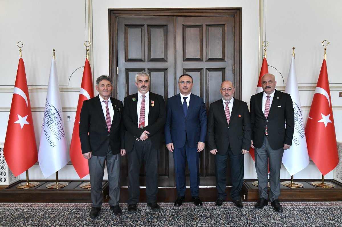 Türkiye Harp Malülü Gaziler, Şehit Dul ve Yetimleri Derneği Trabzon Şube Başkanı Gazi Ahmet Tezcan, Yönetim Kurulu Üyeleri Şehit Babası Oktay Tuncer, Şehit Babası Mehmet Genççelep ve Gazi Erdal Kumaş, Valimiz Sayın Recep Soytürk’ü makamında ziyaret ederek bir süre görüştü.