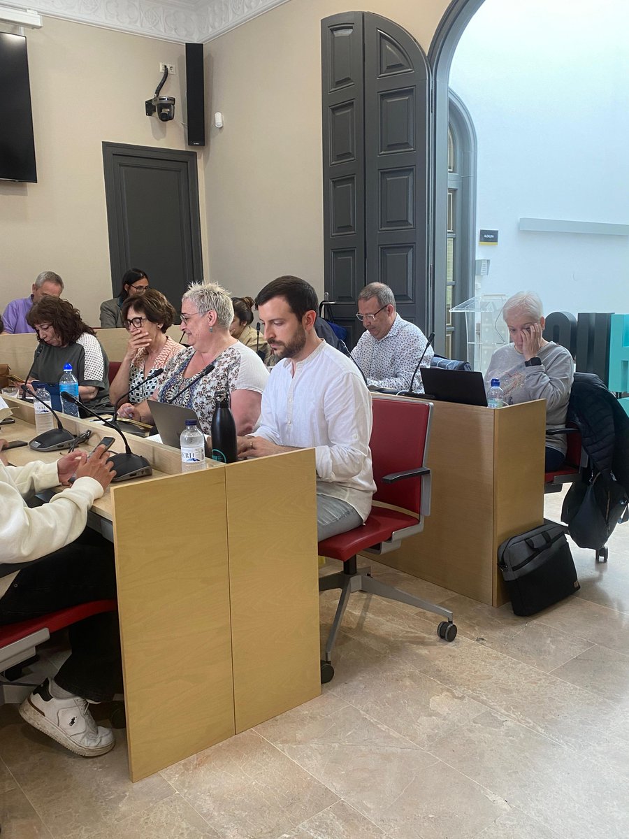 Junts x Sant Vicenç (@juntsxsvh) on Twitter photo Iniciem el #PleSVH de maig. Podeu seguir-lo en directe per <a href="/radiosvh902/">Ràdio Sant Vicenç</a> i per @santvitv Iniciem el #PleSVH de maig. Podeu seguir-lo en directe per <a href="/radiosvh902/">Ràdio Sant Vicenç</a> i per @santvitv