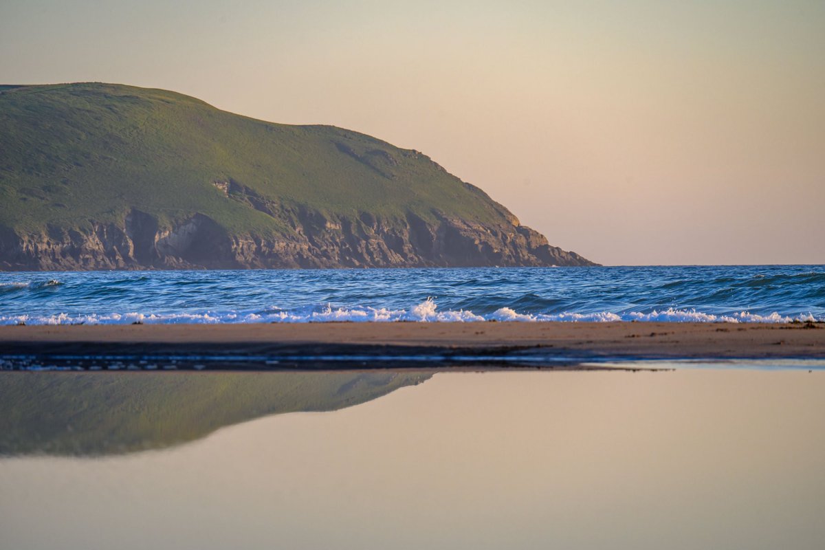 Mark Clinton Johnson (@mcsparkyj) on Twitter photo Some fun with reflections from a VERY large and still puddle on the beach + I was lying down in the wet sand.
#woolacombe #northdevon Some fun with reflections from a VERY large and still puddle on the beach + I was lying down in the wet sand.
#woolacombe #northdevon