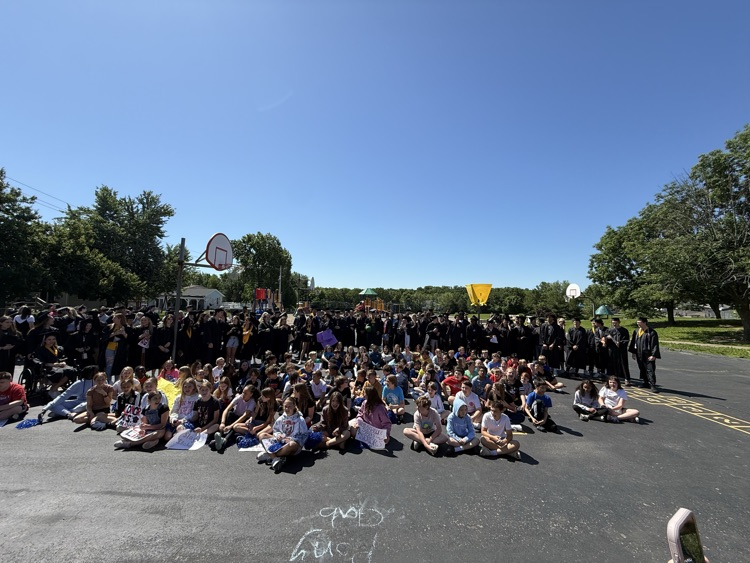 zumprogress's tweet photo. This morning our South side graduates walked the halls of Progress South one final time. They also sang the school song with our fifth graders! #FZGradWalk2025 #PSEsoars 🦅 https://t.co/uRvsSX4d3R