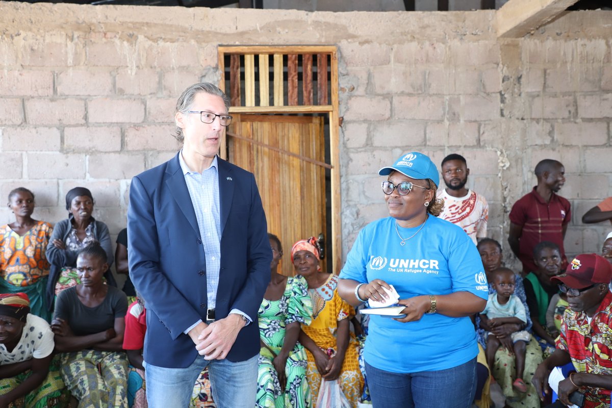 UNHCR_DRC's tweet image. 🇸🇪 Tanganyika : Visite de S.E.M. Joakim Vaverka, Ambassadeur de Suède ! Focus sur le projet de #solutionsdurables mené par @UNHCR_DRC au site de retour et de réintégration des PDI à Kikumbe.
🤝 Un engagemt fort pour l’avenir des communautés, illustrant la complémentarité .