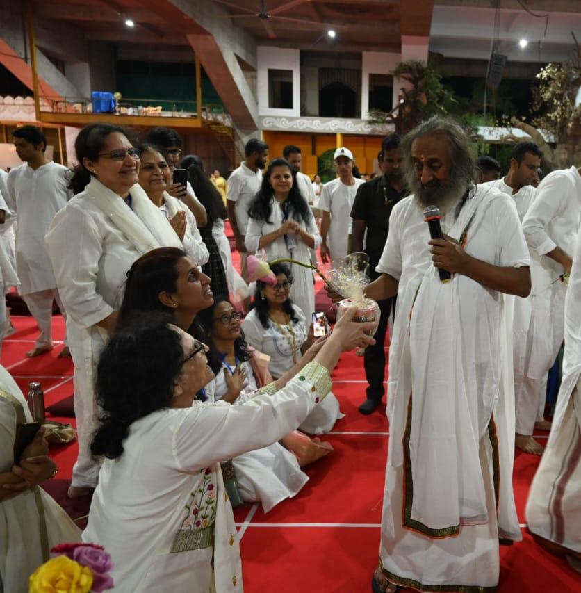 Taking His blessings ! <a href="/Gurudev/">Gurudev Sri Sri Ravi Shankar</a>