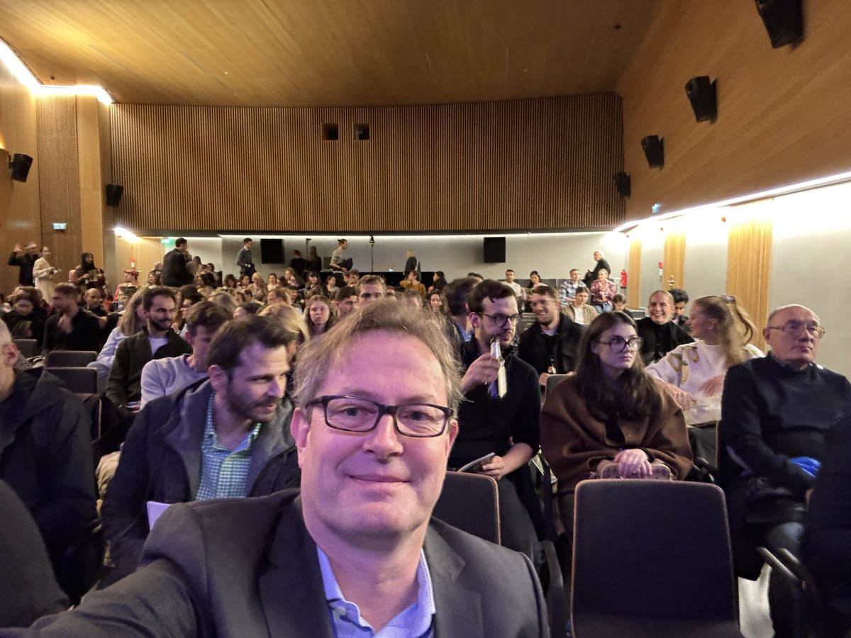 Waiting for the start of MoralPLai, our AI-enabled, research-based theater, at Amerikahaus München!