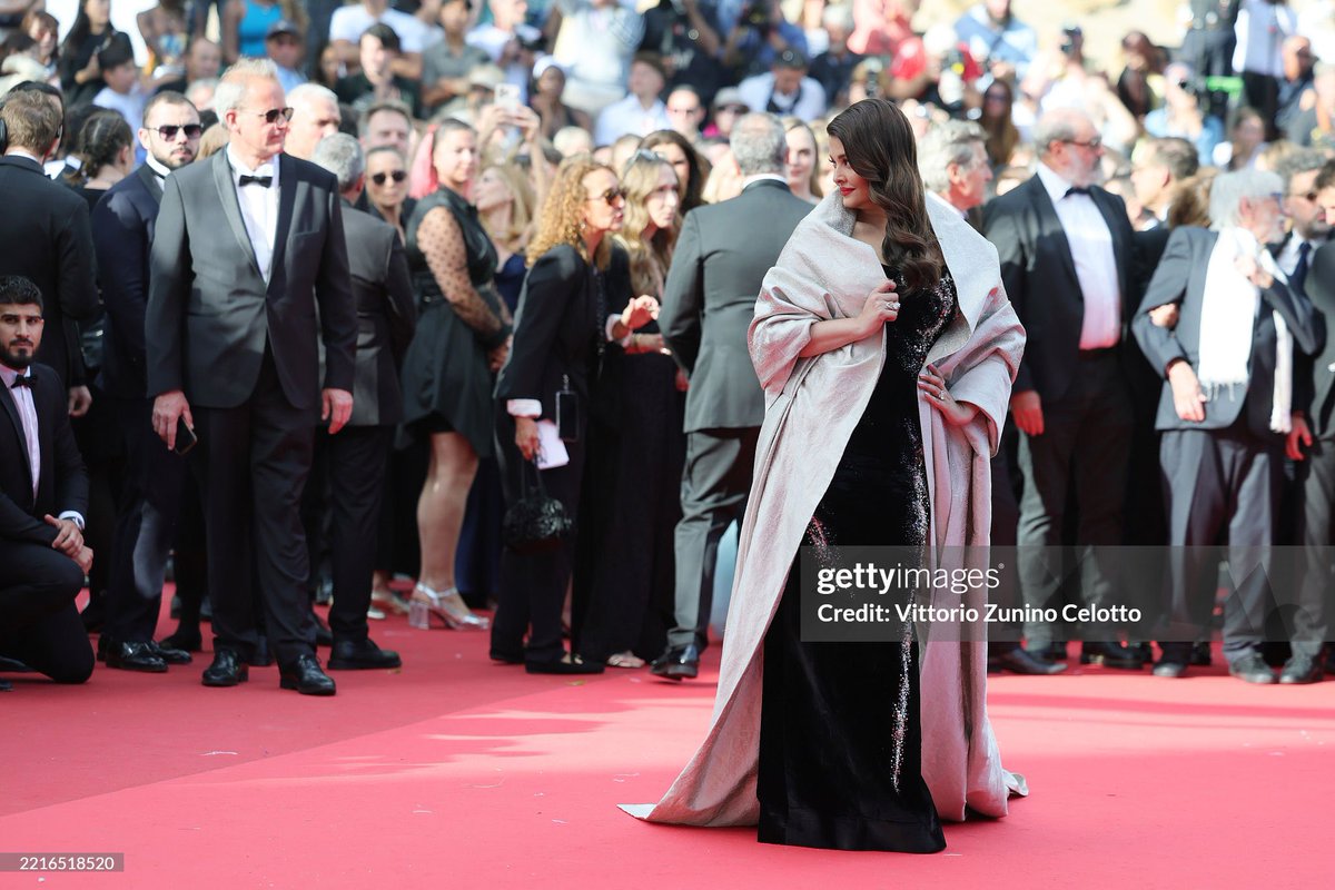 She owns the Cannes red carpet in classic black ✨👑 #AishwaryaRaiBachchan #AishwaryaAtCannes