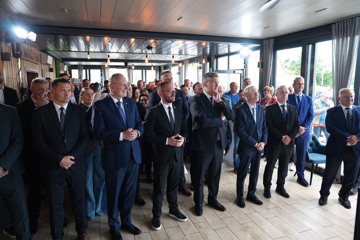 Andrej Plenković (@andrejplenkovic) on Twitter photo Čestitamo gradonačelniku <a href="/ackar_kresimir/">Krešimir Ačkar</a> na uvjerljivoj pobjedi u Velikoj Gorici, koja je potvrda predanog rada i brojnih postignuća! U nedjelju 1. lipnja želimo puno uspjeha našem dokazanom timu ➡️ županu Stjepanu Kožiću i dožupanima Ervinu Kolarcu i Damiru Tomljenoviću da Čestitamo gradonačelniku <a href="/ackar_kresimir/">Krešimir Ačkar</a> na uvjerljivoj pobjedi u Velikoj Gorici, koja je potvrda predanog rada i brojnih postignuća! U nedjelju 1. lipnja želimo puno uspjeha našem dokazanom timu ➡️ županu Stjepanu Kožiću i dožupanima Ervinu Kolarcu i Damiru Tomljenoviću da