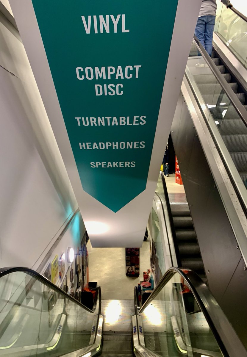 En la mega tienda de HMV en la calle Oxford de Londres. Un paraíso de 4 pisos de esos de antaño que lamentablemente hoy en día se ven poco. Pillé CDs difíciles de conseguir, libros a un precio increíble y otras joyitas. #Alucinante