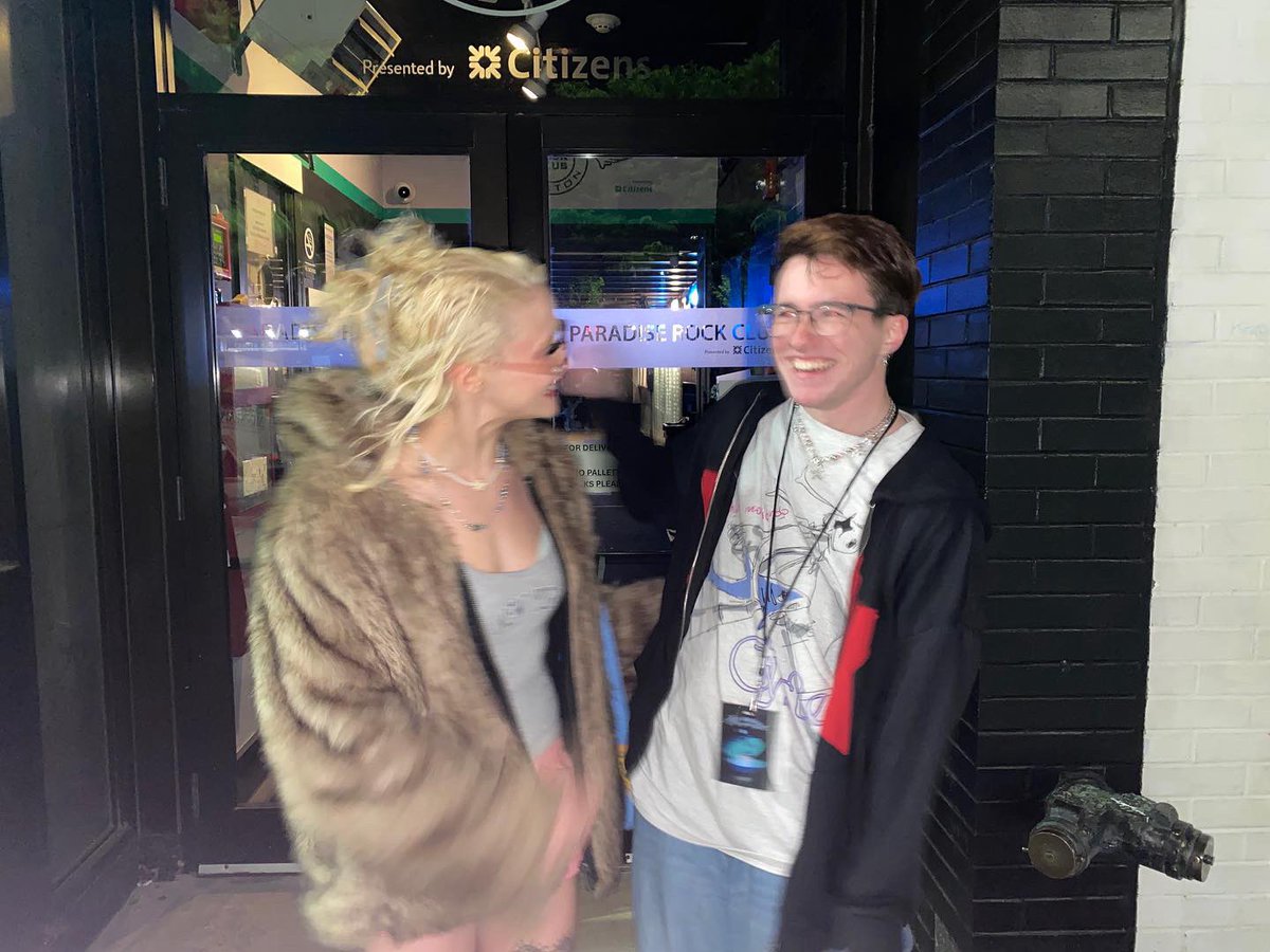 MAN7ARAYS's tweet photo. my sweet chloe <3 the past two nights were so special to me and i’m so glad i got to meet and connect with you, you have helped me so much over the years and im so grateful to exist at a time with you <3 @kidzwithbugz https://t.co/zWB0DNGkI5