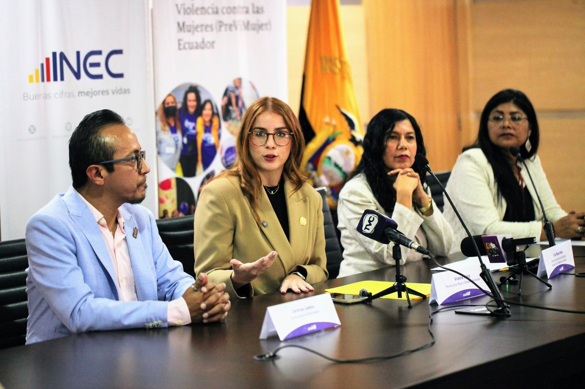 DDHH_Ec's tweet photo. Junto a @Ecuadorencifras y @GIZEcuador impulsamos una encuesta histórica para visibilizar las condiciones de vida de las personas LGBTI+. 

Con información real, diseñaremos políticas que garanticen derechos y construyan un país más justo.

#ElNuevoEcuador diverso se consolida 🏳️‍🌈 https://t.co/NJ5mu23KY7