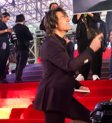 I DON'T CARE I LOVE HIS HAIR !!!!! HAHAHAH 😫😫😫😫😫😫😫