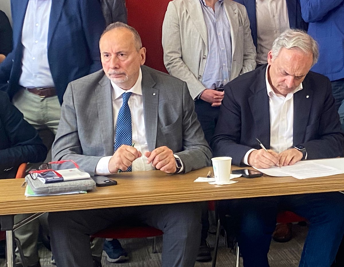 FitCisl's tweet photo. 🎯  🚆𝐑𝐈𝐍𝐍𝐎𝐕𝐀𝐓𝐎 𝐈𝐋 #𝐂𝐂𝐍𝐋 𝐌𝐎𝐁𝐈𝐋𝐈𝐓𝐀̀ – 𝐀𝐓𝐓𝐈𝐕𝐈𝐓𝐀̀ 𝐅𝐄𝐑𝐑𝐎𝐕𝐈𝐀𝐑𝐈𝐄 𝐄 𝐈𝐋 𝐂𝐎𝐍𝐓𝐑𝐀𝐓𝐓𝐎 𝐃𝐈 𝐆𝐑𝐔𝐏𝐏𝐎 𝐅𝐒 𝐈𝐓𝐀𝐋𝐈𝐀𝐍𝐄! 

👉 Siglato oggi dalla @FitCisl insieme a tutte le organizzazioni sindacali del settore, Agens e Gruppo FS.

💶 Raggiunti tutti gli obiettivi della piattaforma di rinnovo!
Nel dettaglio:
📌 Scadenza: 31 dicembre 2026
📌 Aumento minimi contrattuali: +230€
📌 Welfare: 200€
📌 Una tantum: 1.950€ (1.000 + 950€)
📌 Premio di Risultato: 1.100€ (2026) + 1.200€ (2027)
📌 +1% quota aziendale FS al fondo di previdenza complementare
📌 Miglioramenti normativi: più tutele, più equilibrio vita-lavoro.

🟢 Un ottimo rinnovo contrattuale propedeutico a proseguire sulla strada del miglioramento dei trattamenti normativi e retributivi.

💪 Grazie a tutte le lavoratrici e i lavoratori per il sostegno!
@AgensAss @fsitaliane 

#Ccnl #ContrattoRinnovato #LavoroFerroviario #Mobilità #diritti